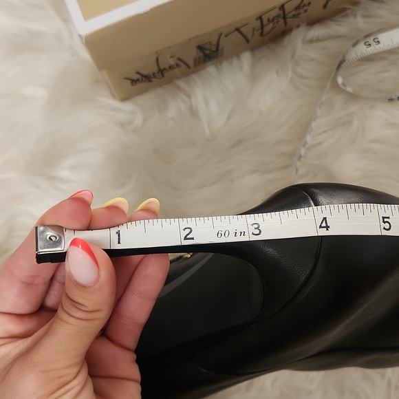 Michael Kors Leona Black Leather Bootie US size 8M used in great condition - Picture 15 of 17